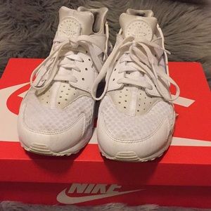 NIKE AIR WHITE HUARACHES